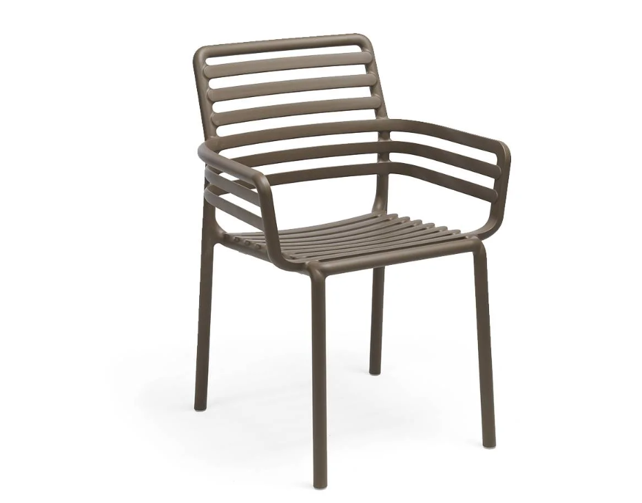 Sillón de jardín Nardi Doga Armchair color tabacco con estructura robusta y estilo contemporáneo italiano