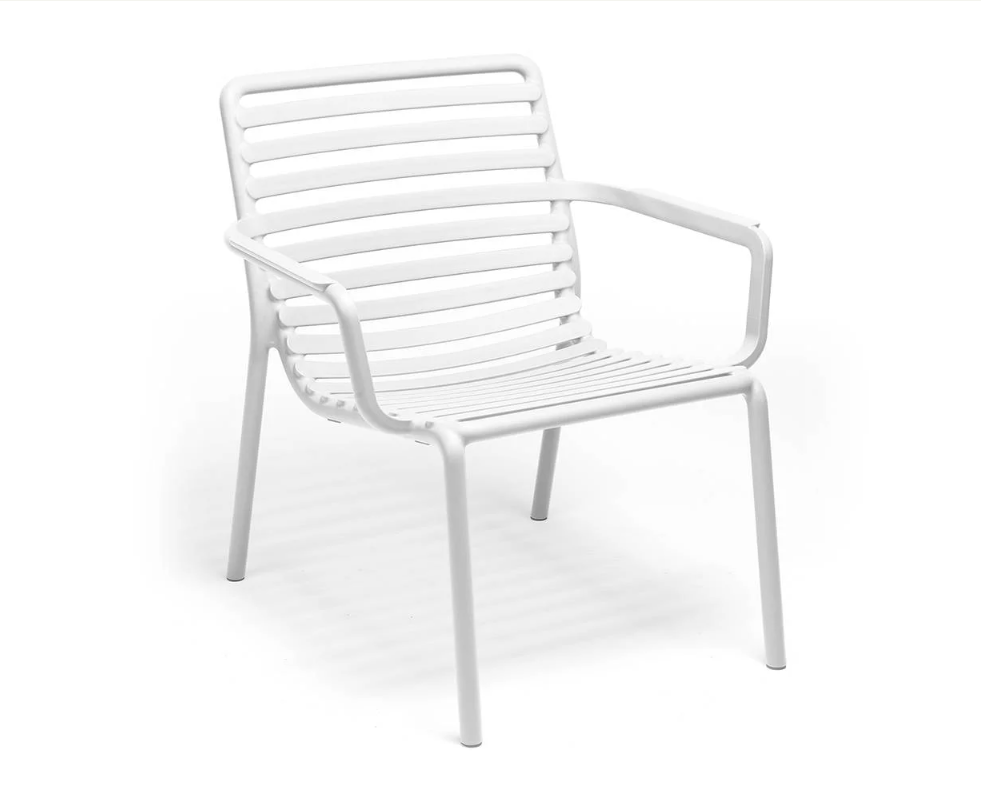 Sillón lounge exterior Nardi Doga Relax blanco, ligero y con tratamiento UV para mantener el color original.