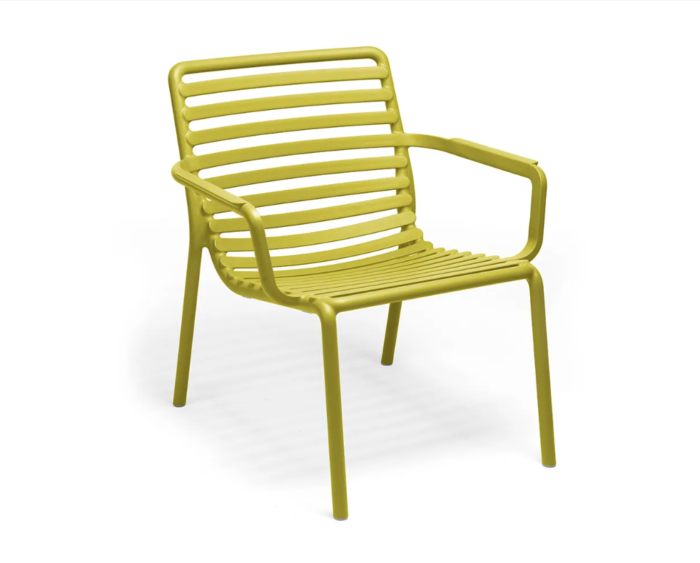 Sillón bajo de exterior Nardi Doga Relax en color pera (amarillo) con asiento ancho y ergonómico de listones