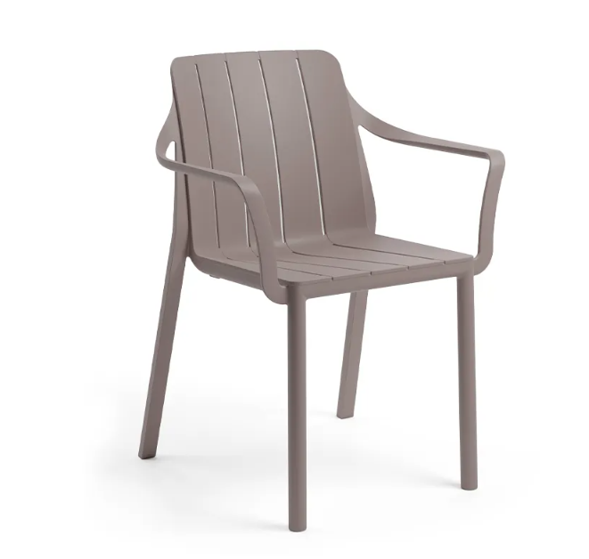 Sillón para terraza Nardi Tiberina en color tortora, apilable y con patas equipadas con tacos antideslizantes