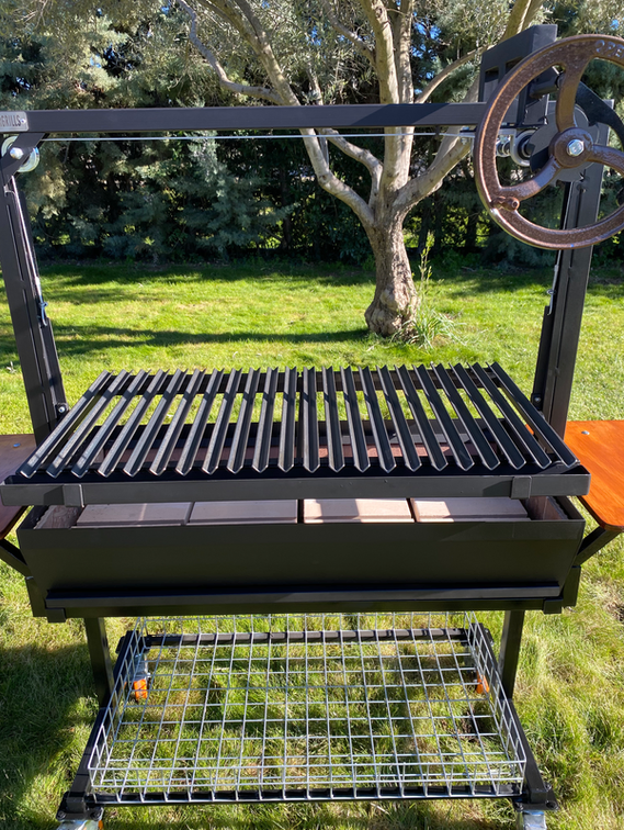 Detalle del mecanismo de elevación por manivela de la barbacoa Dalí, permitiendo ajustar la altura de la parrilla de acero inoxidable con precisión