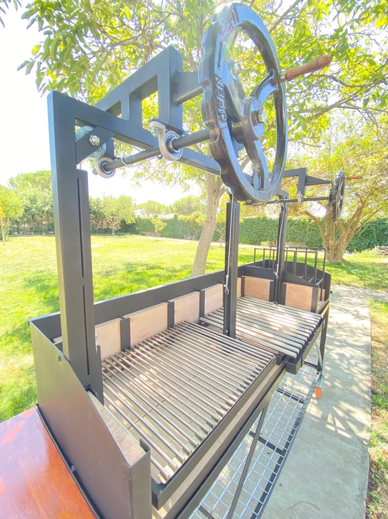 Detalle de ingeniería del sistema de elevación por cadenas y engranajes de la barbacoa Sorolla para un control preciso del fuego