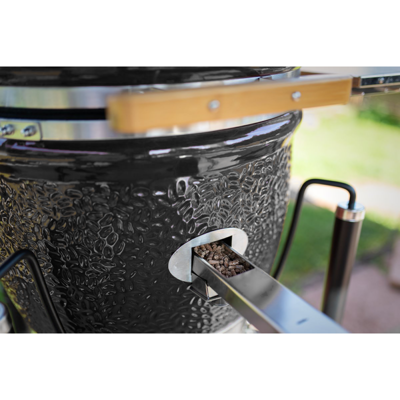 Detalle del puerto frontal para la alimentación de virutas de ahumado en el Monolith Classic Pro 2.0