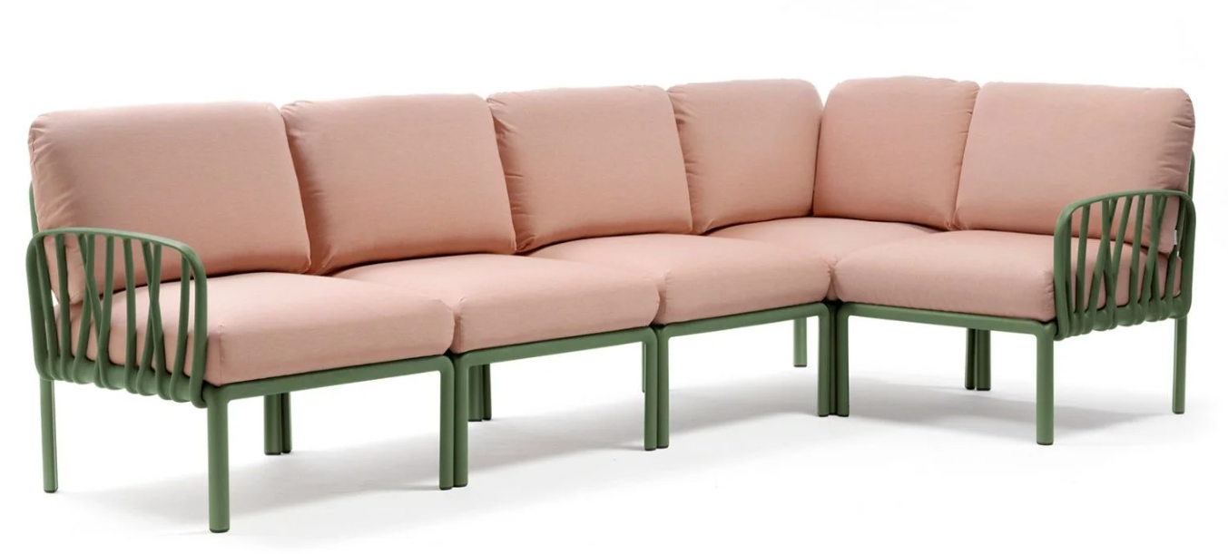 Sofá Komodo 5 con cojines rosa cuarzo y estructura verde, destacando el diseño de rejilla inspirado en la naturaleza