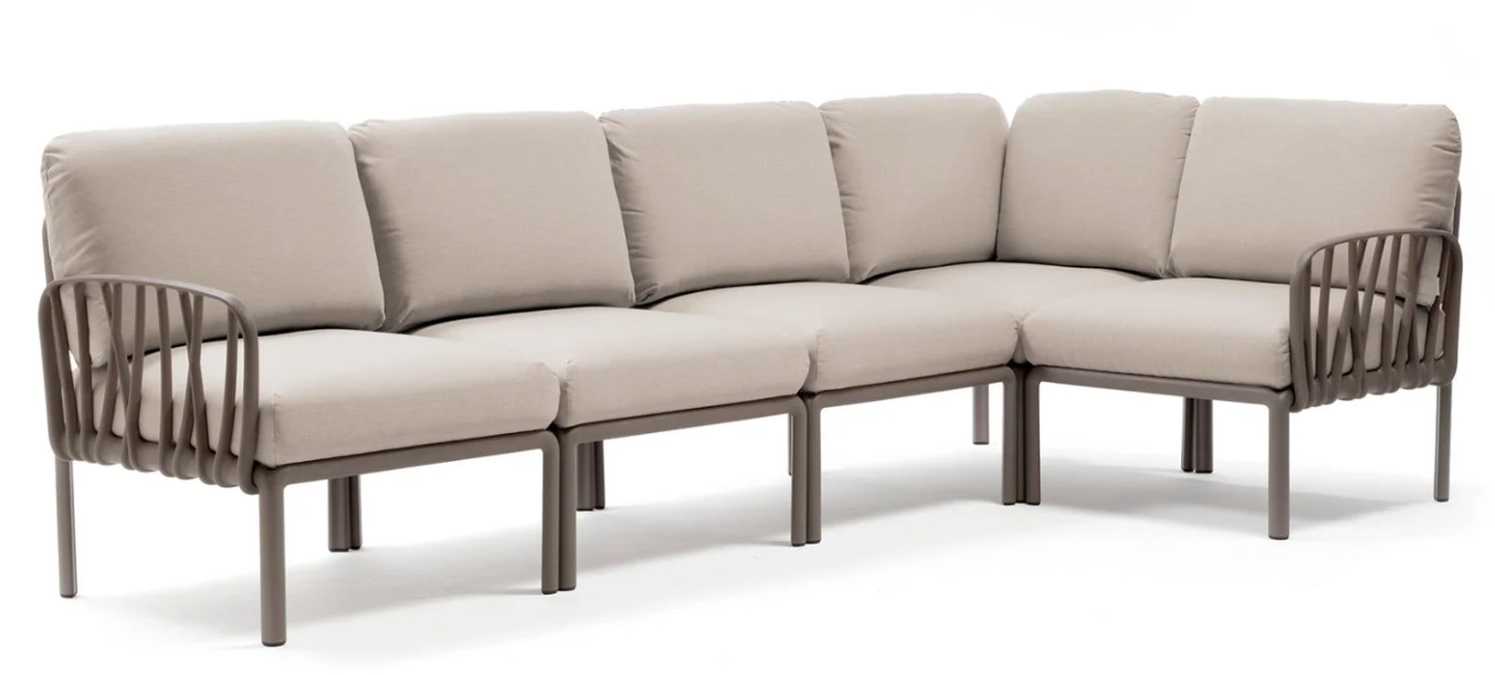 Sofá de exterior modular Komodo 5 en tonos grises y tierra, ideal para ambientes elegantes y sobrios
