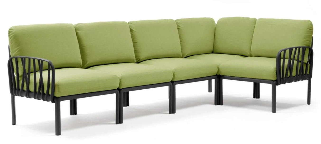 Composición del sofá Komodo 5 con cojines verdes vibrantes y estructura oscura para jardines modernos.