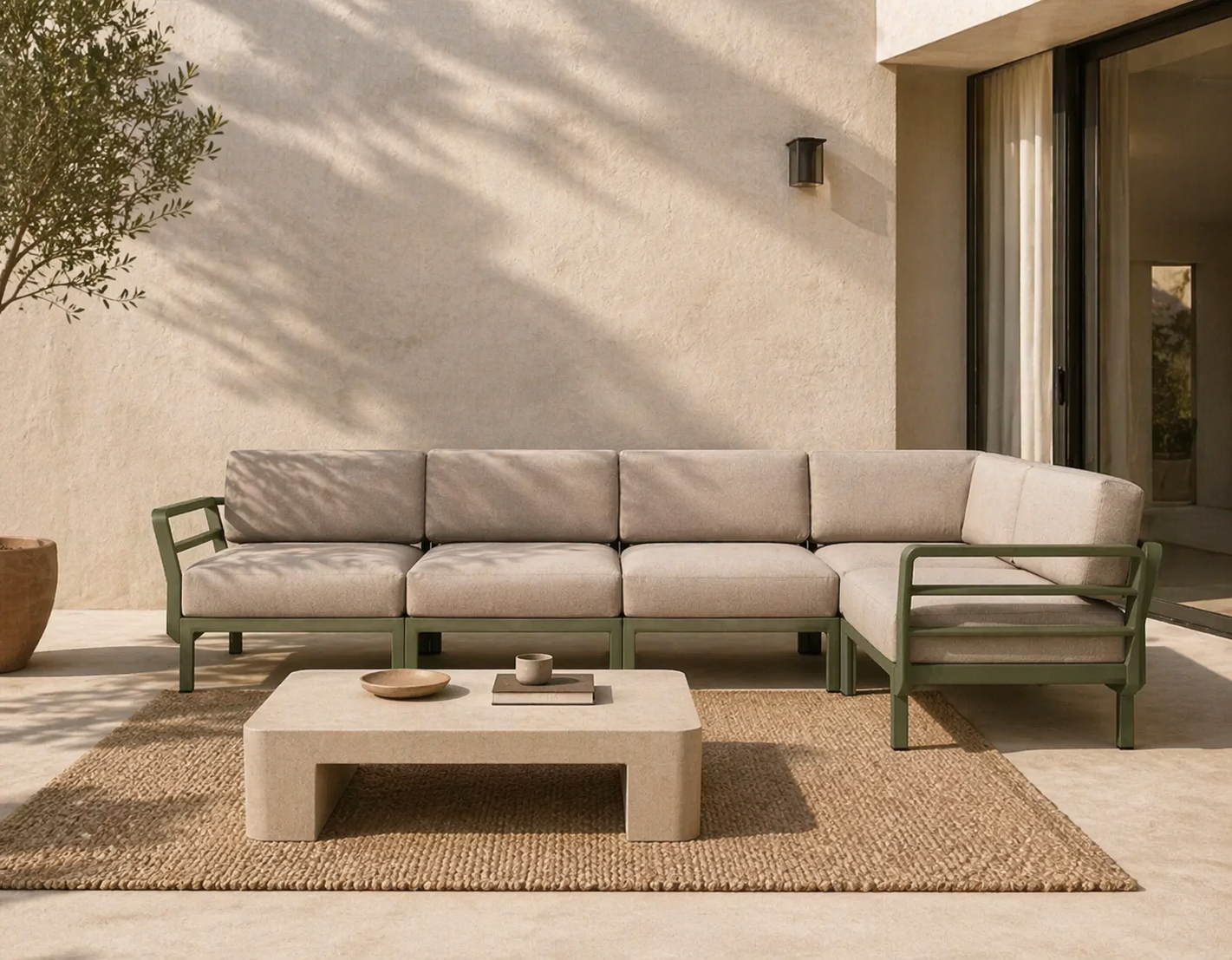 Composición de sofá Maximo 5 de Nardi en una terraza moderna con mesa de centro a juego.
