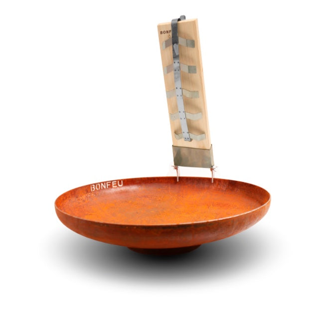 Tabla de ahumado BonFeu montada sobre el borde de un brasero de exterior