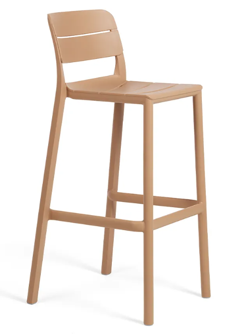 Taburete alto para exterior Nardi Cassia Stool en color gesso (arena), con respaldo de listones horizontales y estructura de resina reforzada