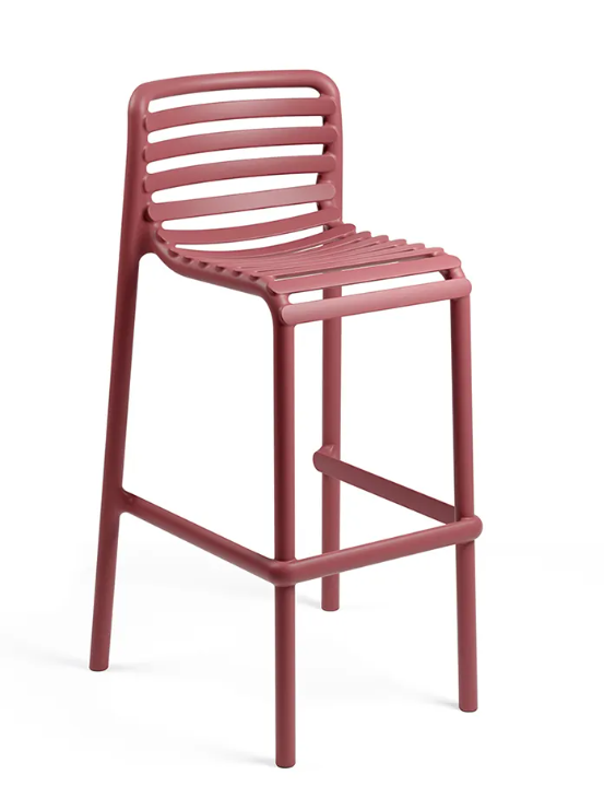 Taburete alto de exterior Nardi Doga Stool en color amaranto, diseño de listones con reposapiés y estructura de resina de fibra de vidrio