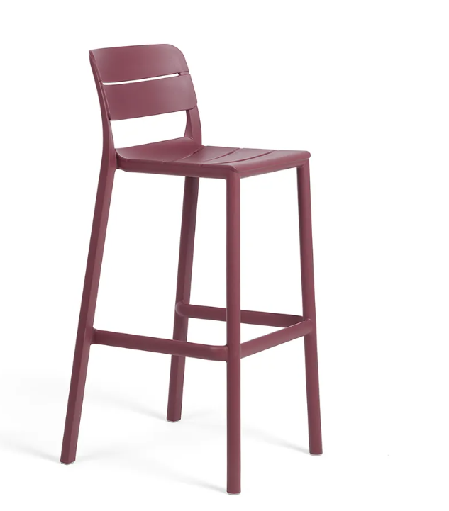 Taburete alto Nardi Cassia Stool color amaranto, mobiliario de exterior con reposapiés integrado y acabado mate texturizado