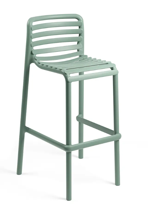 Taburete alto Nardi Doga Stool en color menta salice, ligero y apilable con tacos antideslizantes.