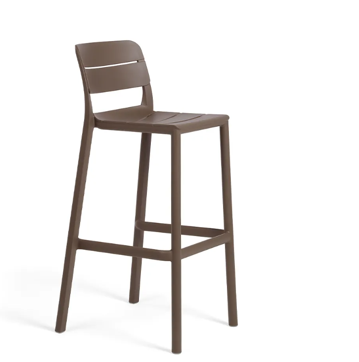 Taburete de diseño Nardi Cassia Stool color tabacco, fabricado en polipropileno de alta calidad para máxima durabilidad al aire libre.