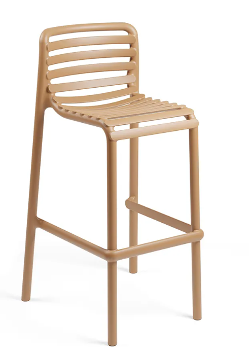 Taburete para exterior Nardi Doga Stool color capuccino, estética de listones horizontales y gran confort ergonómico