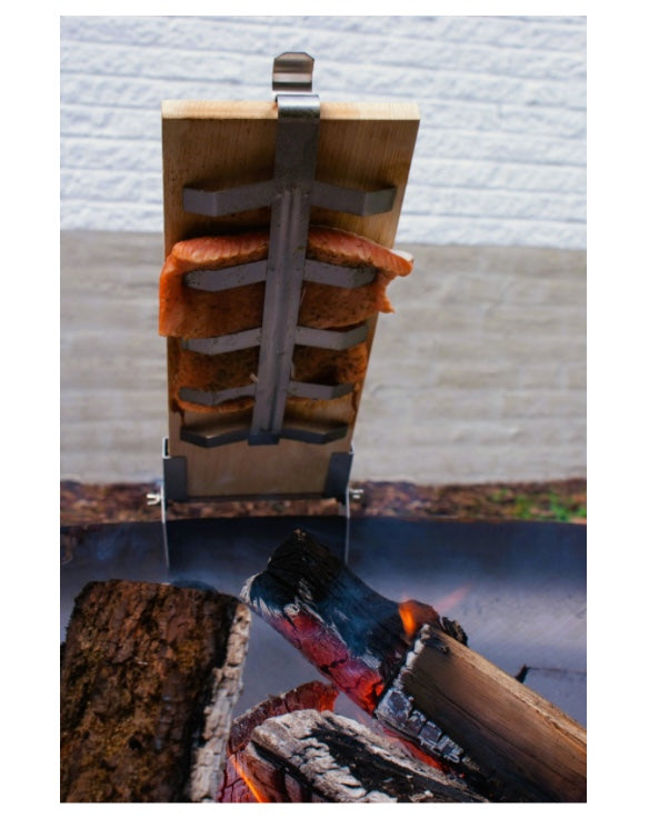 Técnica de ahumado tradicional sobre brasero con la tabla de madera BonFeu en acción