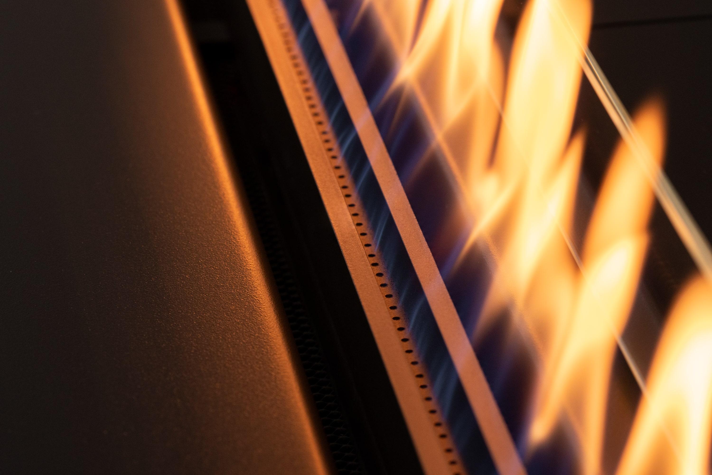 Detalle de la tecnología BEV de Planika: combustión de vapor de etanol para una llama limpia.