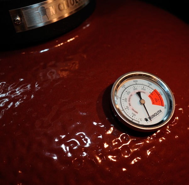 Primer plano del termómetro de precisión sobre la cerámica texturizada del modelo Classic