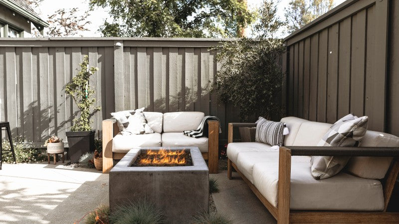 Ambiente de terraza de lujo con fuego de exterior automático Planika Galio H Insert