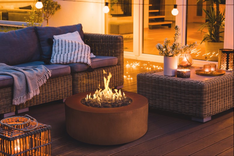 Ambiente nocturno en terraza con fuego de exterior Galio Star creando luz cálida