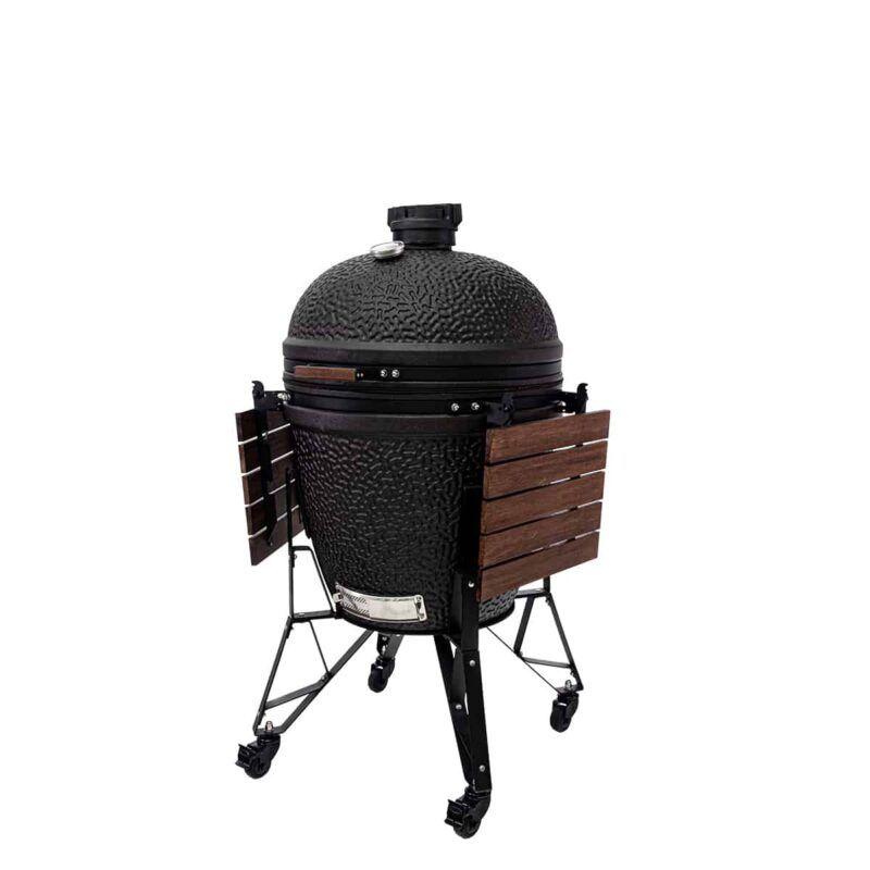 Kamado profesional The Bastard Urban XL mostrando su robusta estructura y capacidad de almacenamiento en mesas laterales