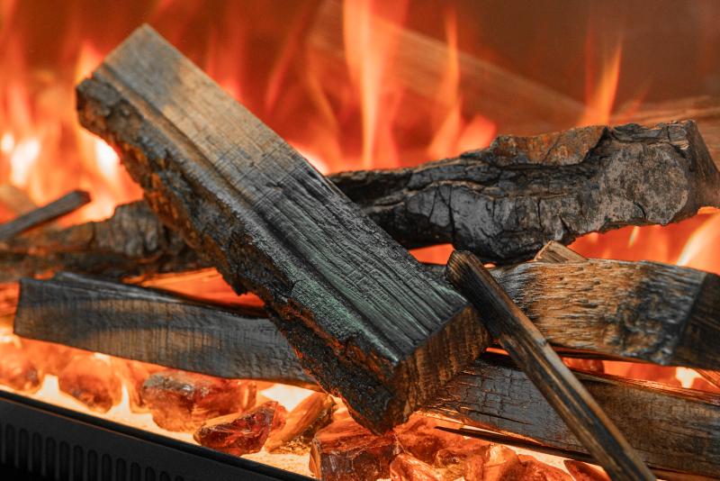 Primer plano de los leños cerámicos realistas de la chimenea eléctrica Planika Astro