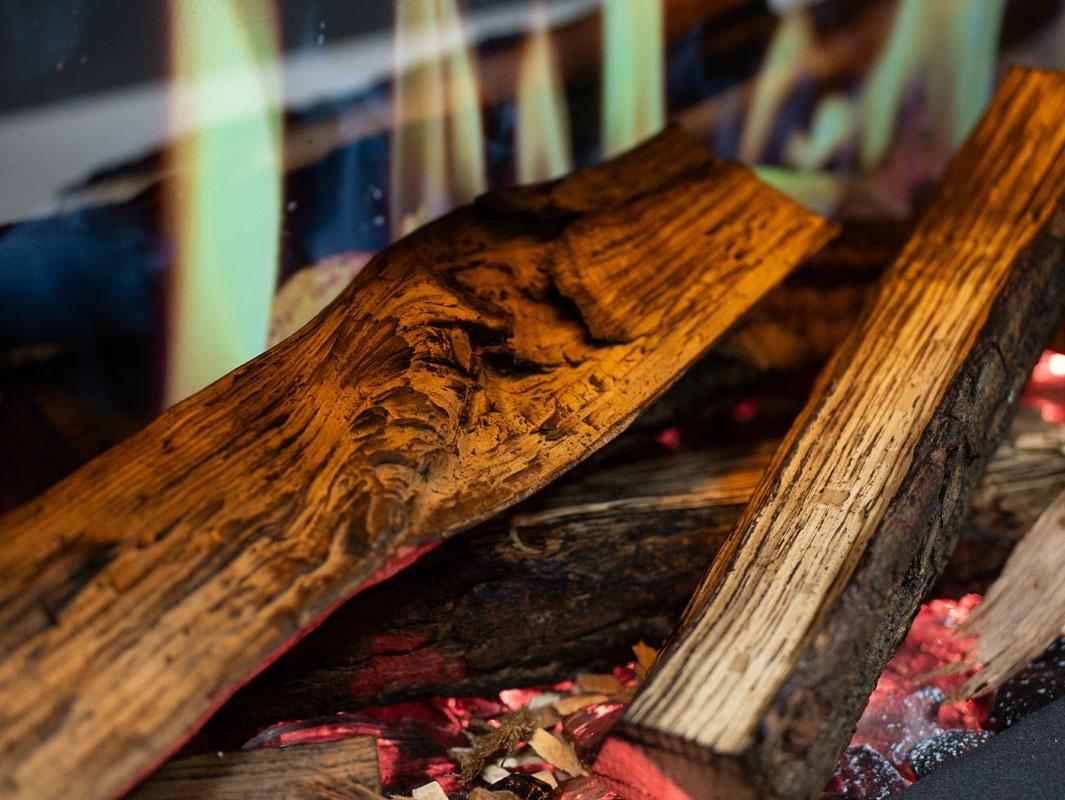Detalle de troncos de madera real para chimenea eléctrica iRange.