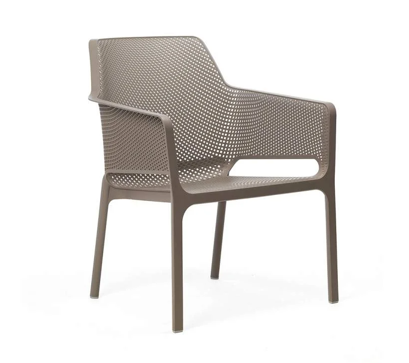 Butaca de terraza Nardi Net Relax en color tortora, fabricada en resina de fibra de vidrio con tratamiento UV.