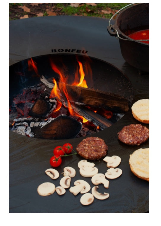 Salteado de verduras frescas y carne cocinadas en la cocina de exterior BonPlancha de BonFeu.