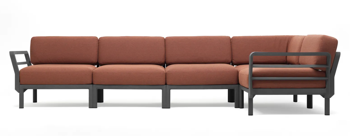 Sofá de exterior Maximo 5 de Nardi con tapicería en color terracota, ideal para ambientes cálidos